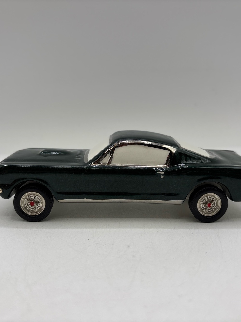 Dept 56 2004 Vintage SVCC 1965 Ford Mustang 2+ 2 Fastback Custom 56.55537 Retire